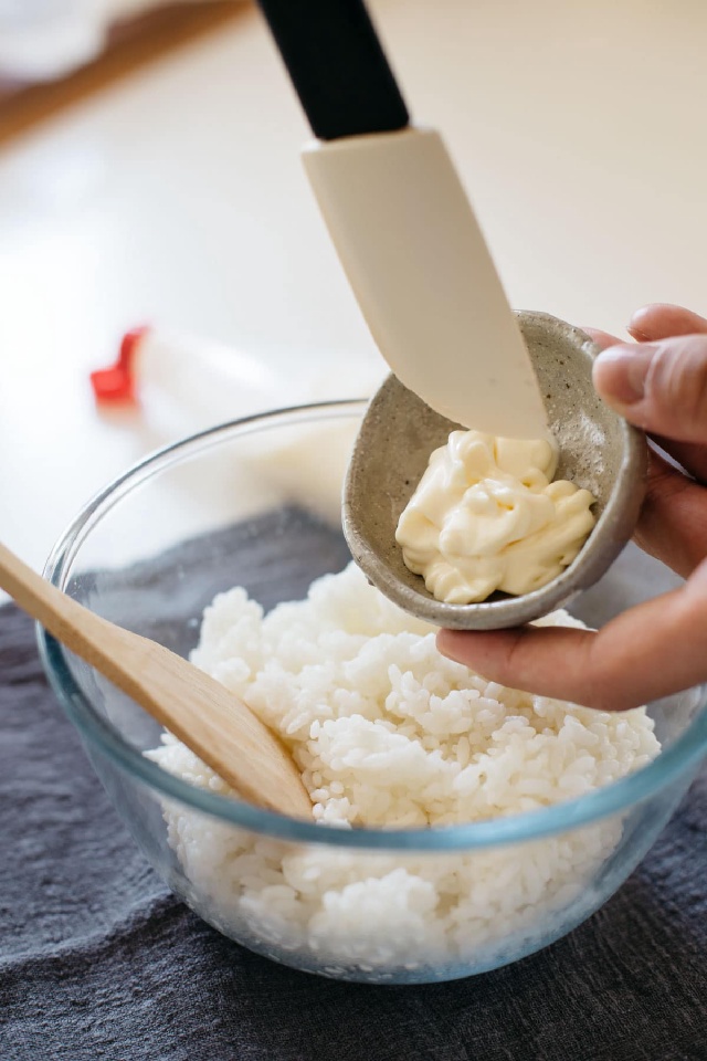 https://storage.googleapis.com/onelife-public/blog.onelife.vn/2021/11/cach-lam-com-chien-thit-xong-khoi-mayonnaise-mon-chinh-503567537572.jpg