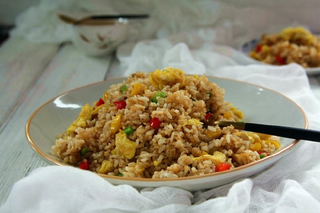 https://storage.googleapis.com/onelife-public/blog.onelife.vn/2021/11/cach-lam-com-chien-trung-tep-kho-va-ot-chuong-mon-an-sang-576063155653.jpg