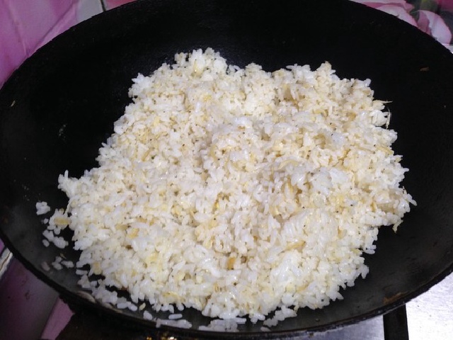 https://storage.googleapis.com/onelife-public/blog.onelife.vn/2021/11/cach-lam-com-chien-trung-tep-kho-va-ot-chuong-mon-an-sang-744821373987.jpg