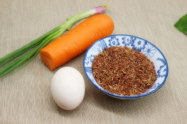https://storage.googleapis.com/onelife-public/blog.onelife.vn/2021/11/cach-lam-com-gao-lut-trung-hap-mon-an-sang-178731893283.jpg