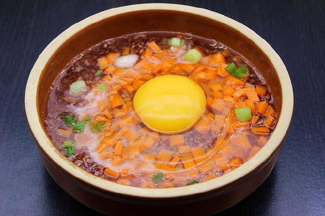 https://storage.googleapis.com/onelife-public/blog.onelife.vn/2021/11/cach-lam-com-gao-lut-trung-hap-mon-an-sang-365481352420.jpg