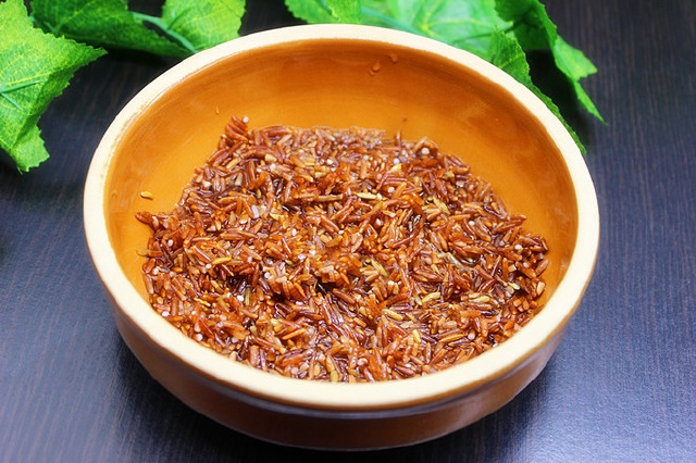 https://storage.googleapis.com/onelife-public/blog.onelife.vn/2021/11/cach-lam-com-gao-lut-trung-hap-mon-an-sang-477031118548.jpg
