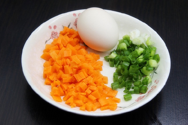 https://storage.googleapis.com/onelife-public/blog.onelife.vn/2021/11/cach-lam-com-gao-lut-trung-hap-mon-an-sang-564432643720.jpg
