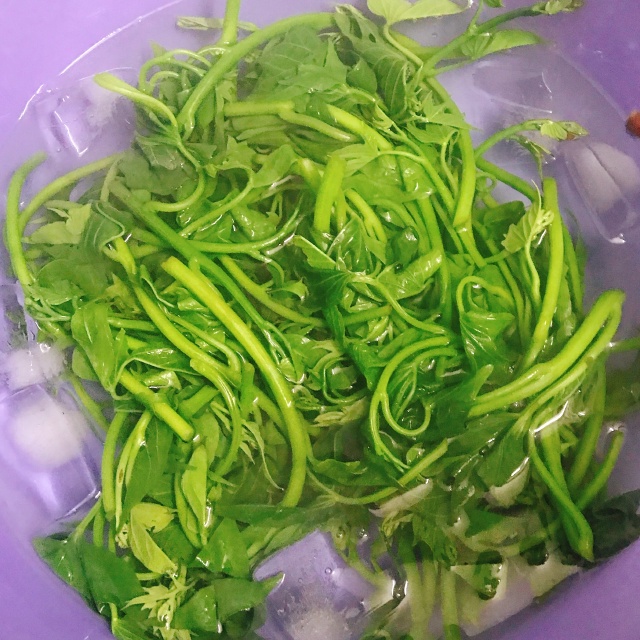 https://storage.googleapis.com/onelife-public/blog.onelife.vn/2021/11/cach-lam-djot-rau-lang-xao-toi-mon-chinh-625606490722.jpeg