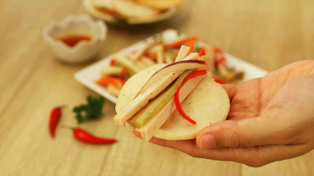 https://storage.googleapis.com/onelife-public/blog.onelife.vn/2021/11/cach-lam-goi-cha-lua-mon-khai-vi-290504737850.gif