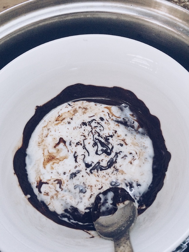 https://storage.googleapis.com/onelife-public/blog.onelife.vn/2021/11/cach-lam-ice-chocolate-oreo-mon-trang-mieng-138570323723.jpeg