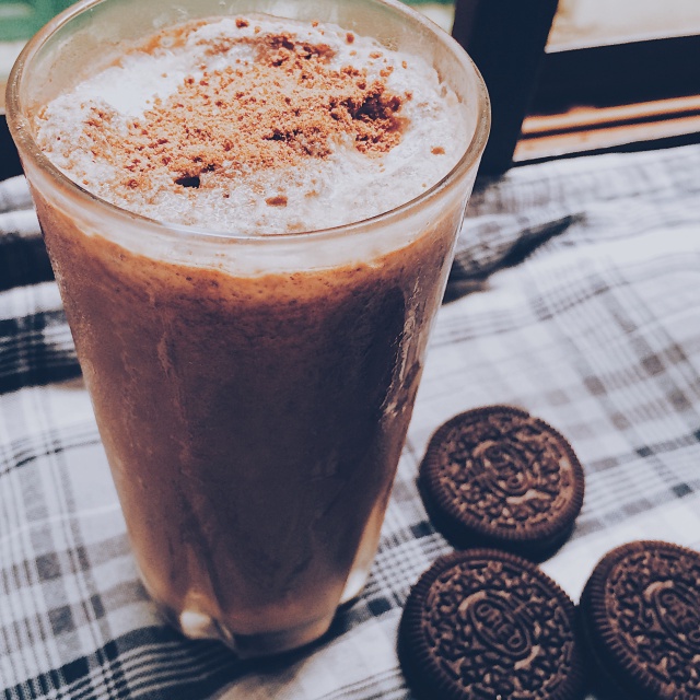 https://storage.googleapis.com/onelife-public/blog.onelife.vn/2021/11/cach-lam-ice-chocolate-oreo-mon-trang-mieng-469995612654.jpeg