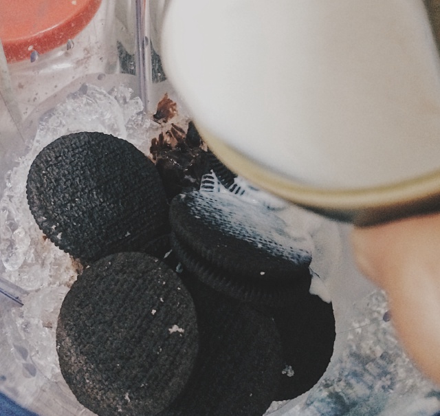 https://storage.googleapis.com/onelife-public/blog.onelife.vn/2021/11/cach-lam-ice-chocolate-oreo-mon-trang-mieng-683489068848.jpeg
