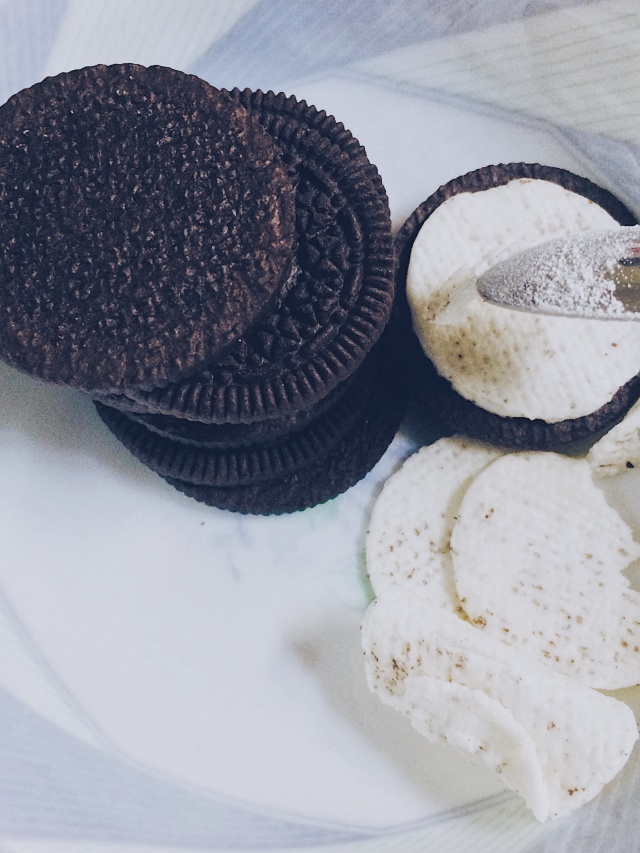 https://storage.googleapis.com/onelife-public/blog.onelife.vn/2021/11/cach-lam-ice-chocolate-oreo-mon-trang-mieng-785808761318.jpeg