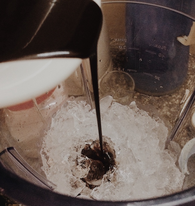 https://storage.googleapis.com/onelife-public/blog.onelife.vn/2021/11/cach-lam-ice-chocolate-oreo-mon-trang-mieng-985733791388.jpeg