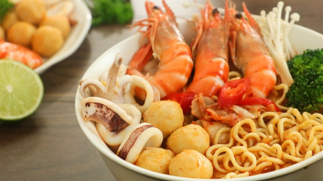 https://storage.googleapis.com/onelife-public/blog.onelife.vn/2021/11/cach-lam-mi-cay-kim-chi-hai-san-mon-chinh-147499931814.jpg