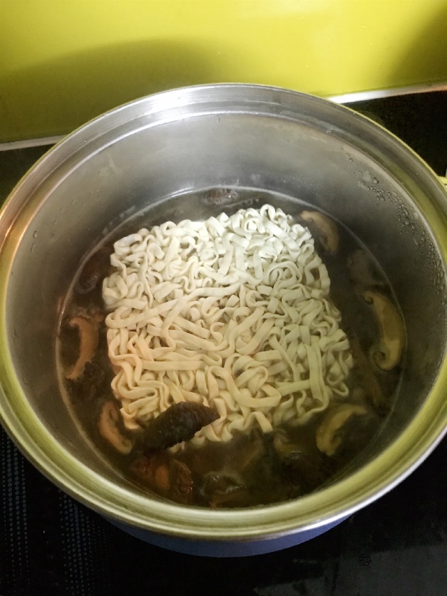 https://storage.googleapis.com/onelife-public/blog.onelife.vn/2021/11/cach-lam-mi-udon-sup-miso-va-thit-heo-cay-mon-chinh-189181968687.jpeg