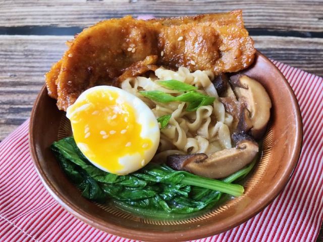 https://storage.googleapis.com/onelife-public/blog.onelife.vn/2021/11/cach-lam-mi-udon-sup-miso-va-thit-heo-cay-mon-chinh-909973010357.jpeg