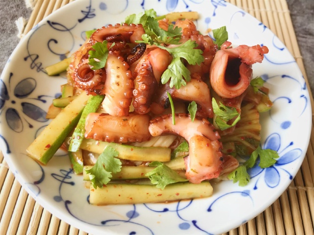 https://storage.googleapis.com/onelife-public/blog.onelife.vn/2021/11/cach-lam-nom-bach-tuoc-kimchi-mon-khai-vi-271907766213.jpeg