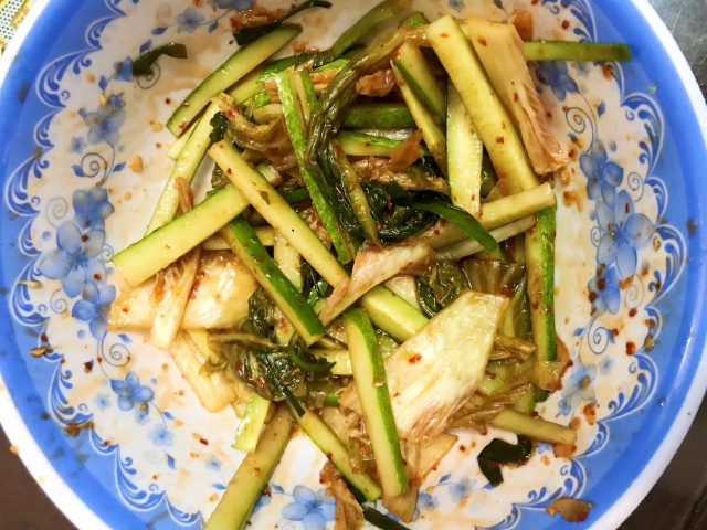 https://storage.googleapis.com/onelife-public/blog.onelife.vn/2021/11/cach-lam-nom-bach-tuoc-kimchi-mon-khai-vi-403010333920.jpeg