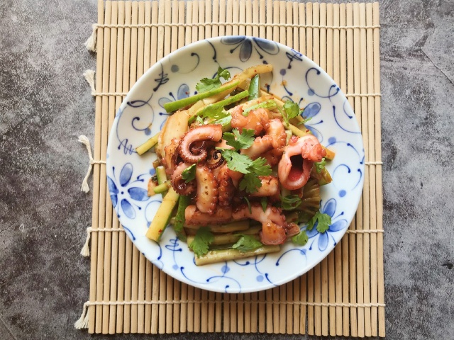https://storage.googleapis.com/onelife-public/blog.onelife.vn/2021/11/cach-lam-nom-bach-tuoc-kimchi-mon-khai-vi-547556812089.jpeg