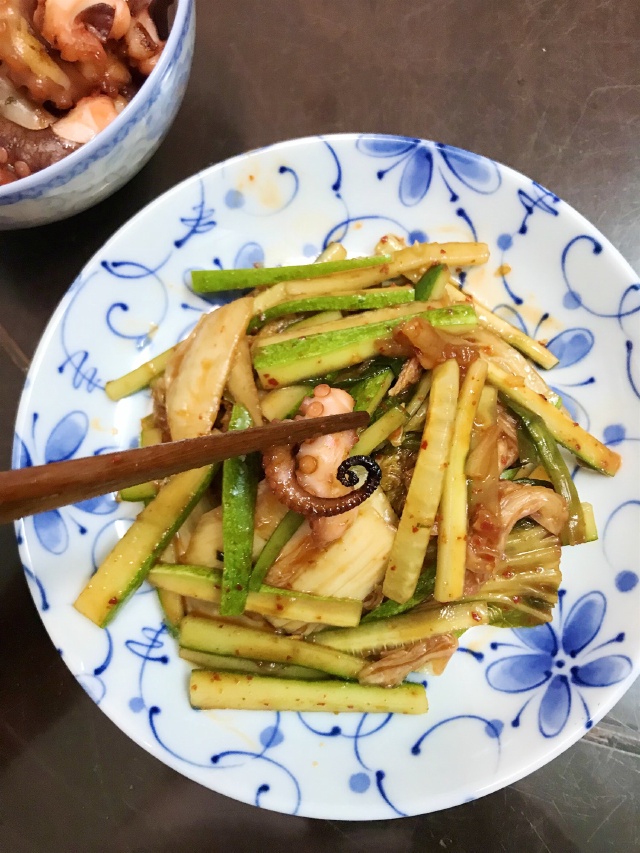 https://storage.googleapis.com/onelife-public/blog.onelife.vn/2021/11/cach-lam-nom-bach-tuoc-kimchi-mon-khai-vi-875367929660.jpeg