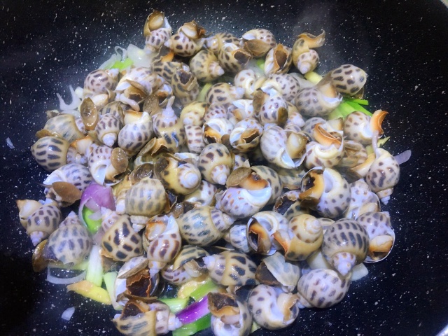 https://storage.googleapis.com/onelife-public/blog.onelife.vn/2021/11/cach-lam-oc-huong-xao-hanh-gung-mon-nhau-702687429381.jpeg