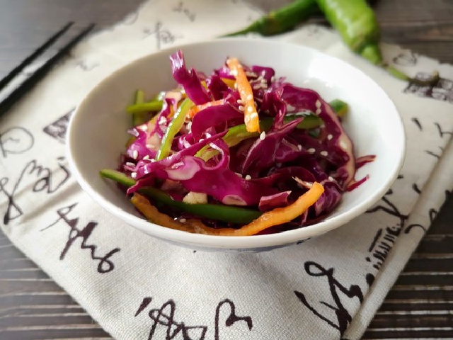 https://storage.googleapis.com/onelife-public/blog.onelife.vn/2021/11/cach-lam-salad-bap-cai-tim-ot-sung-nhanh-de-212675762810.jpeg