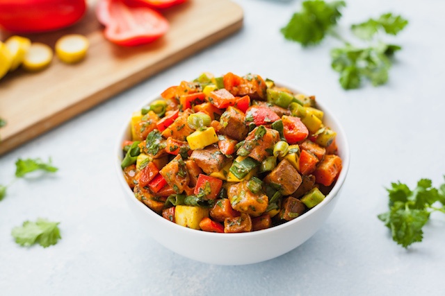 https://storage.googleapis.com/onelife-public/blog.onelife.vn/2021/11/cach-lam-salad-khoai-lang-ot-chuong-bi-ngoi-mon-chay-464110293715.jpg
