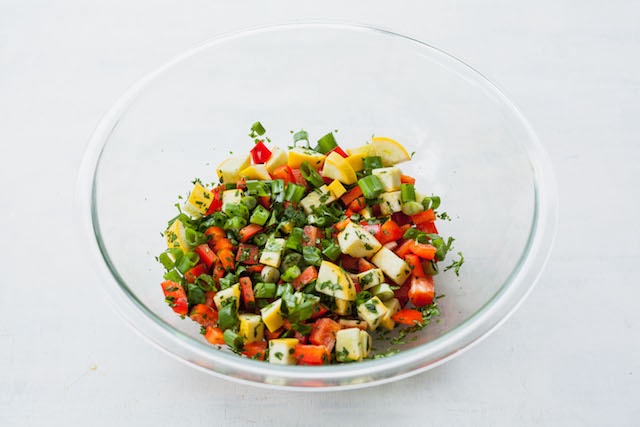 https://storage.googleapis.com/onelife-public/blog.onelife.vn/2021/11/cach-lam-salad-khoai-lang-ot-chuong-bi-ngoi-mon-chay-863423285948.jpg