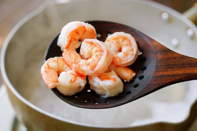 https://storage.googleapis.com/onelife-public/blog.onelife.vn/2021/11/cach-lam-salad-xoai-tom-la-mieng-mon-khai-vi-462194416752.jpeg
