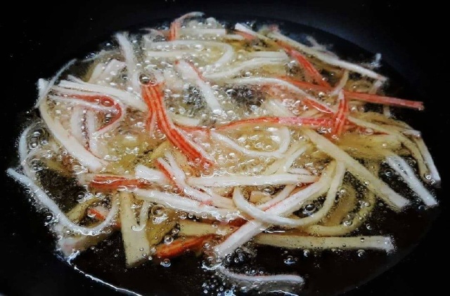 https://storage.googleapis.com/onelife-public/blog.onelife.vn/2021/11/cach-lam-snack-thanh-cua-gion-mon-nhau-652483318559.jpeg