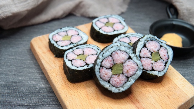 https://storage.googleapis.com/onelife-public/blog.onelife.vn/2021/11/cach-lam-sushi-hoa-anh-djao-sakura-sushi-mon-an-sang-450624536189.jpeg
