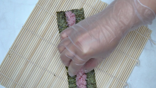 https://storage.googleapis.com/onelife-public/blog.onelife.vn/2021/11/cach-lam-sushi-hoa-anh-djao-sakura-sushi-mon-an-sang-809103148483.jpeg