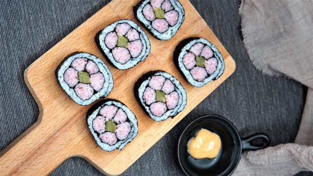 https://storage.googleapis.com/onelife-public/blog.onelife.vn/2021/11/cach-lam-sushi-hoa-anh-djao-sakura-sushi-mon-an-sang-827546890906.jpeg