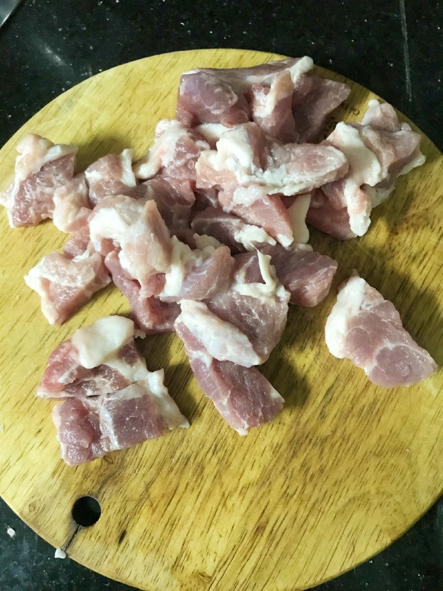https://storage.googleapis.com/onelife-public/blog.onelife.vn/2021/11/cach-lam-thit-heo-va-khoai-lang-kho-nuoc-tuong-chin-su-mon-chinh-280142777113.jpeg