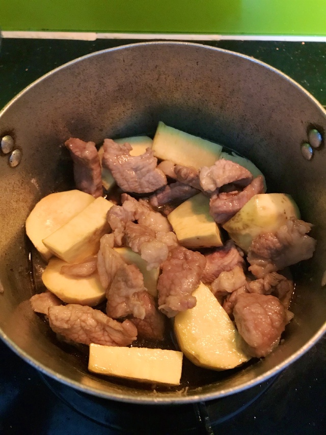 https://storage.googleapis.com/onelife-public/blog.onelife.vn/2021/11/cach-lam-thit-heo-va-khoai-lang-kho-nuoc-tuong-chin-su-mon-chinh-926495853458.jpeg