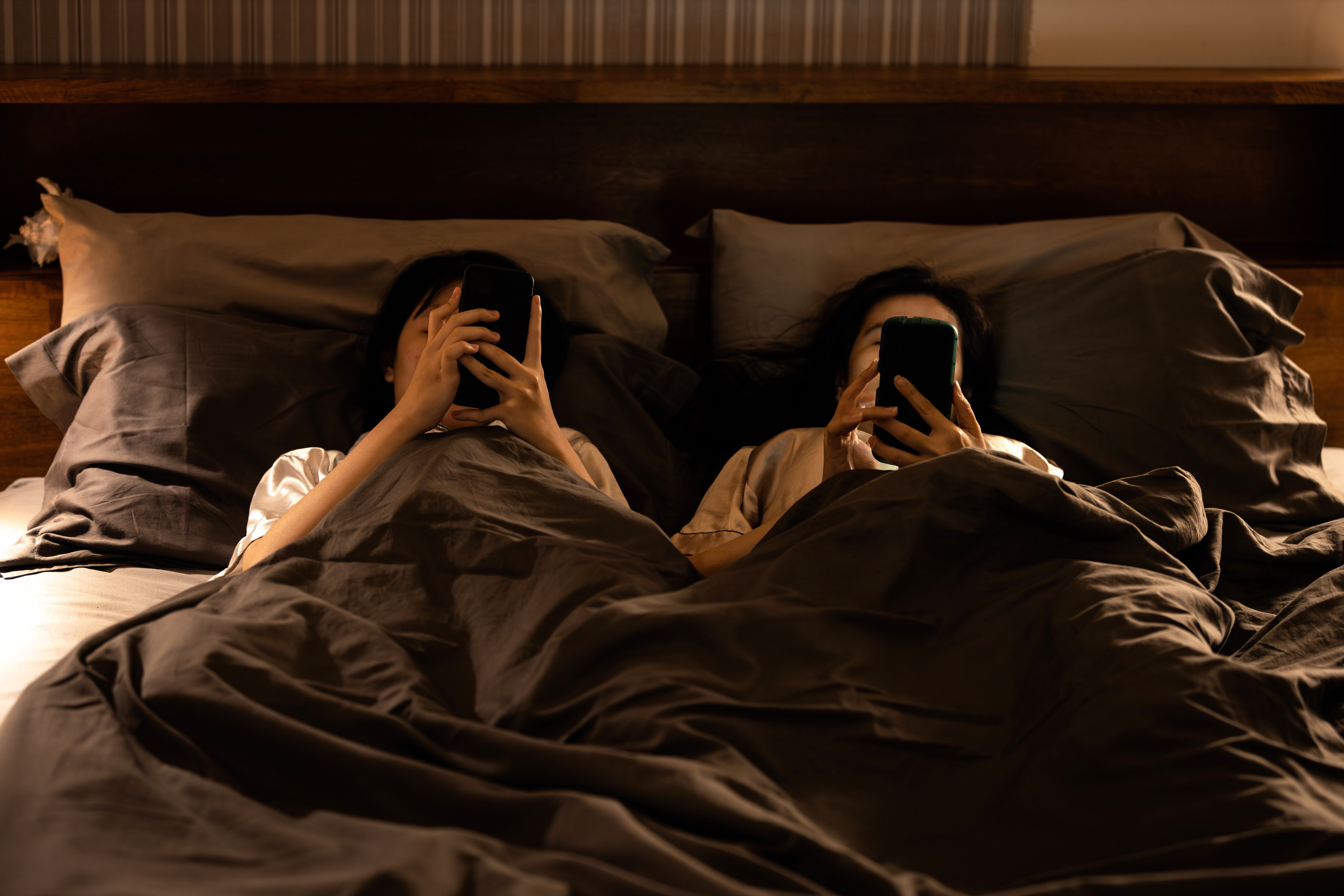 Handy im Schlafzimmer: Wie es deinen Schlaf strt  und was hilft