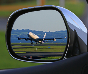 Flugzeug is spiegel von Auto