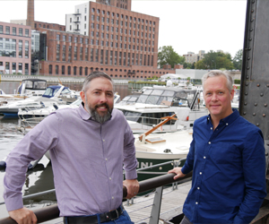 Eustach von Wulffen & Karl Markiewicz am Tempelhofer Hafen mit Booten und dem Ullsteinhaus im Hintergrund