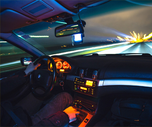 in einem Auto bei Nacht mit hellen Lichtern