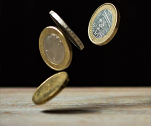1€-Münzen, die auf einen Tisch fallen