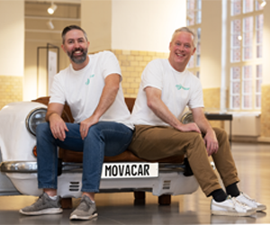 Bild von Karl Markiewicz und Eustach von Wulffen auf einem Auto mit Movacar-Kennzeichen sitzend