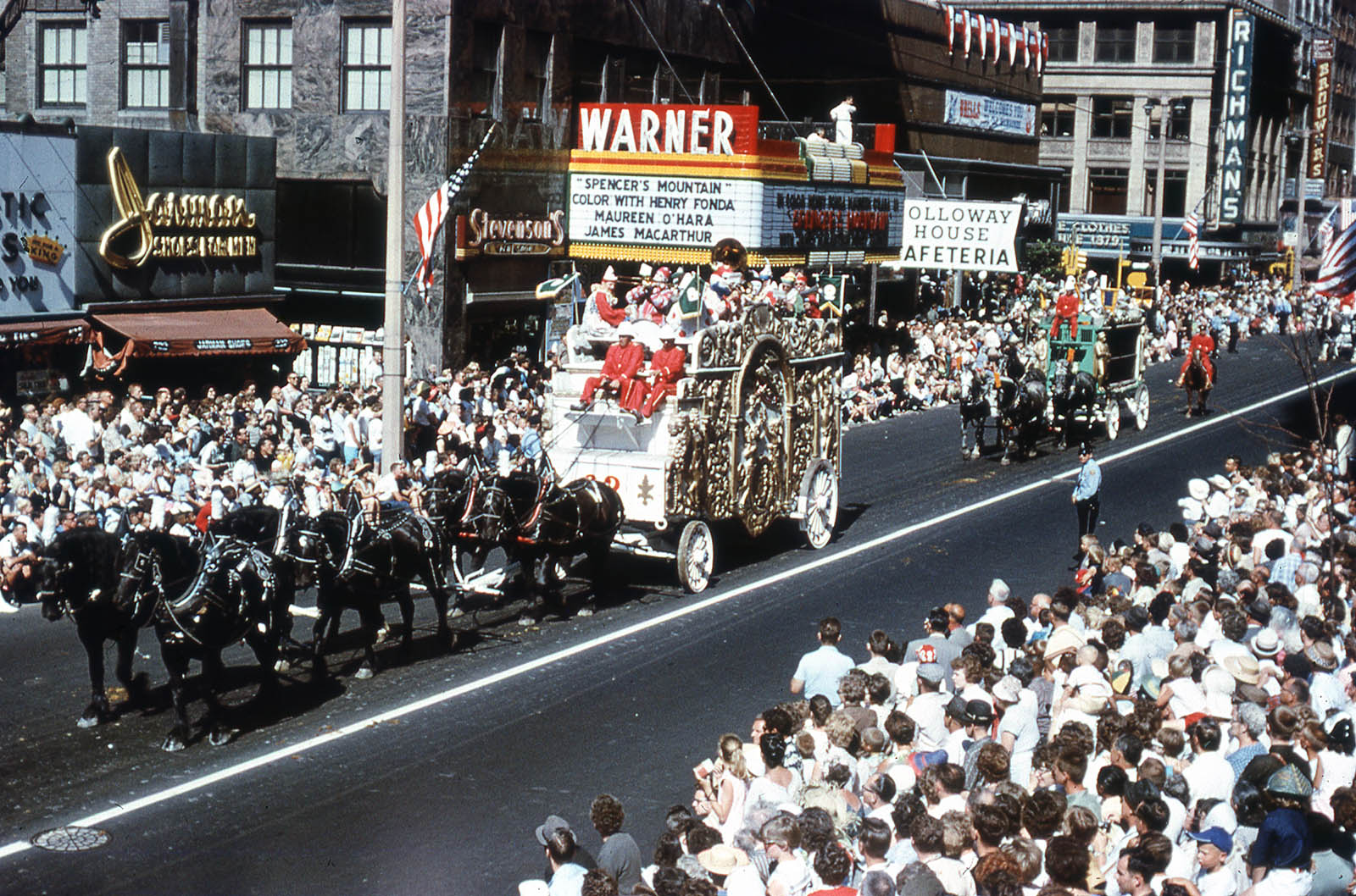 Amazing images capture Milwaukee's first Great Circus Parade