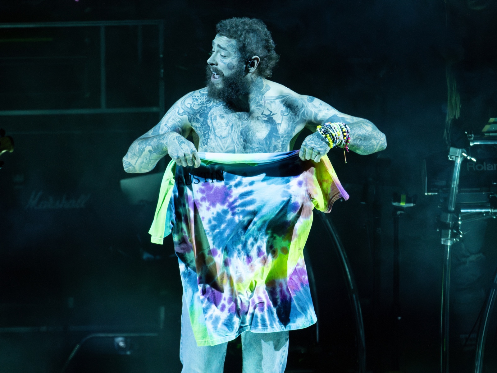 With rockstar vibes & golden retriever energy, Post Malone rocked Alpine  Valley