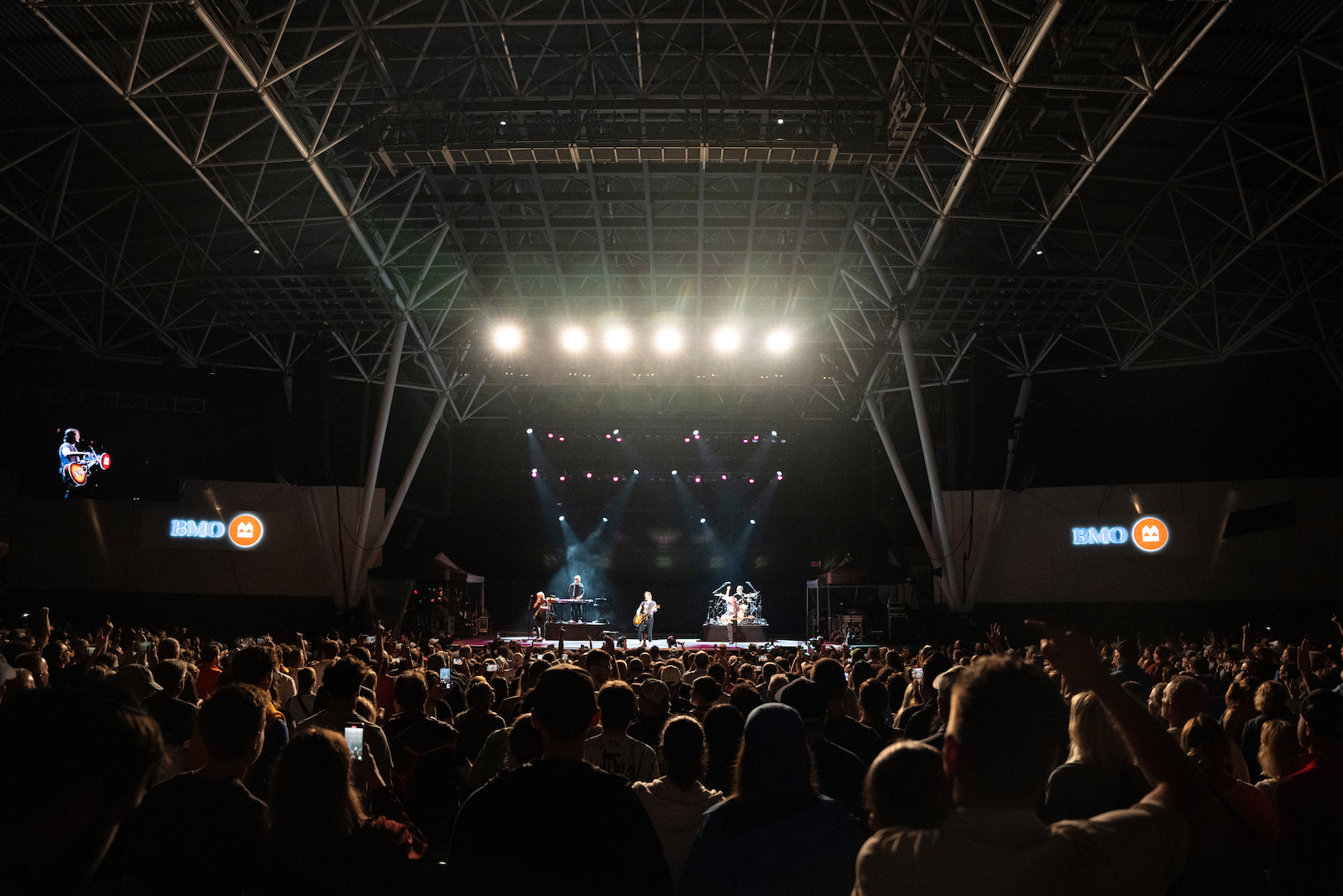 The crowd at The Goo Goo Dolls show