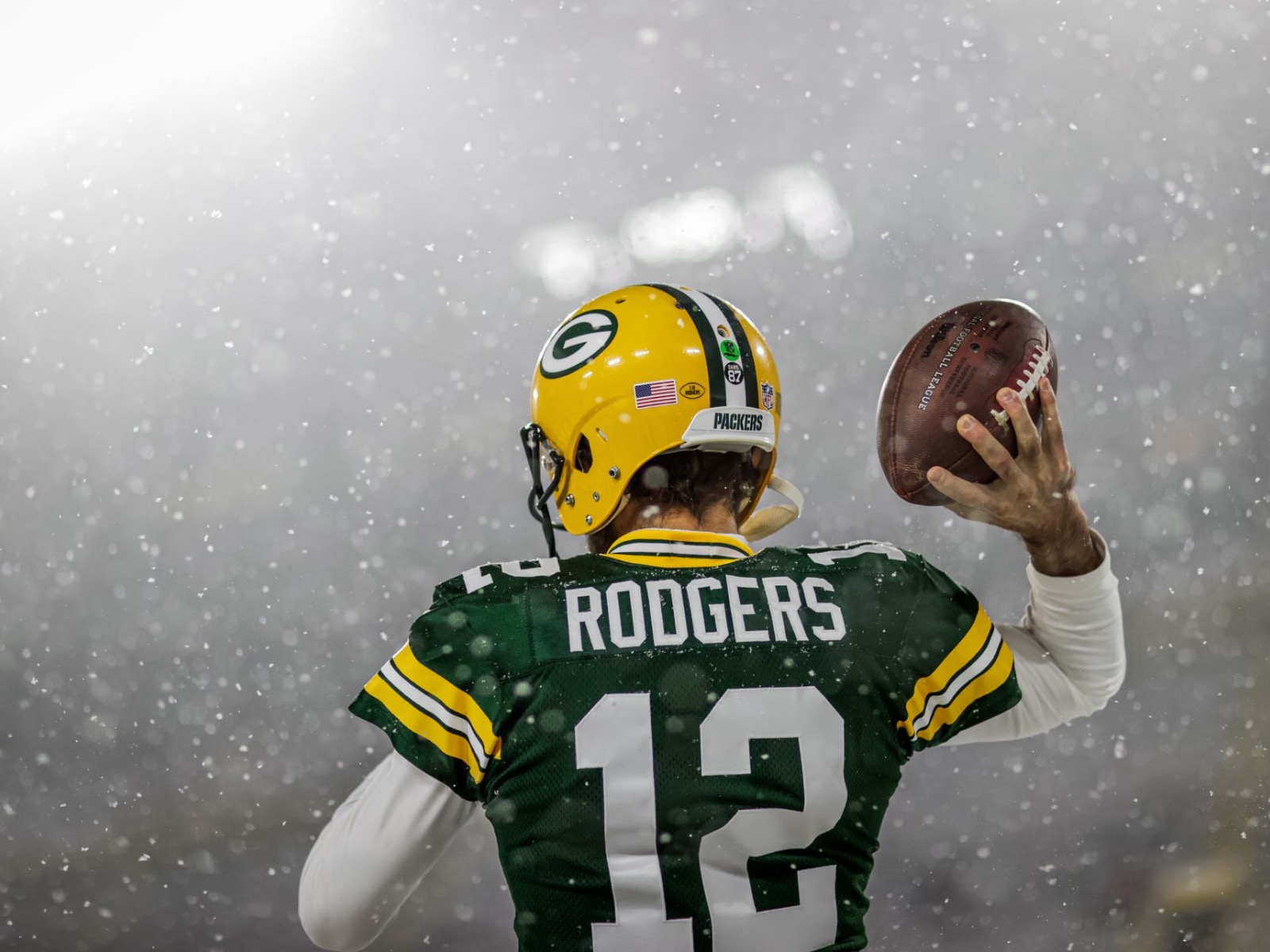 Aaron Rodgers throwing in snow