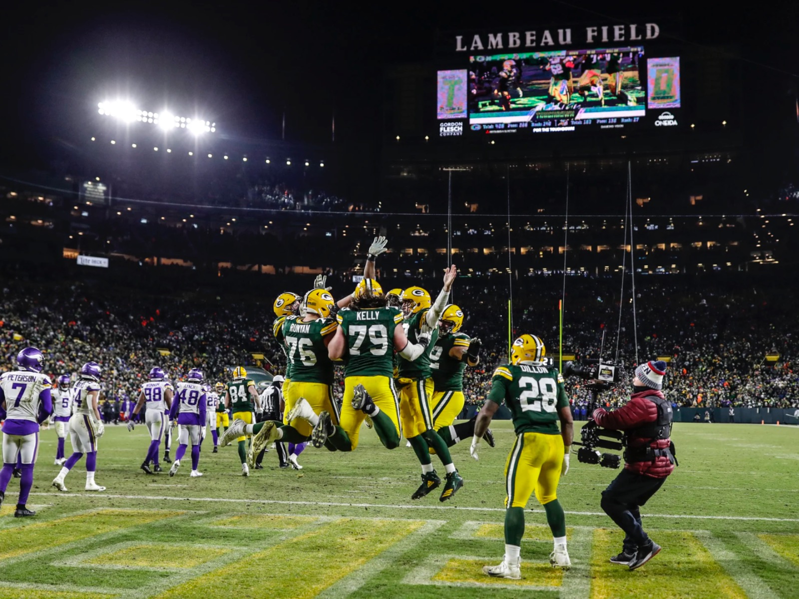 Packers lock up top seed in NFC playoffs with 37-10 blowout of Vikings