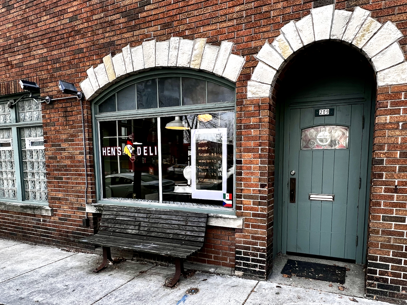 Hen's Deli exterior