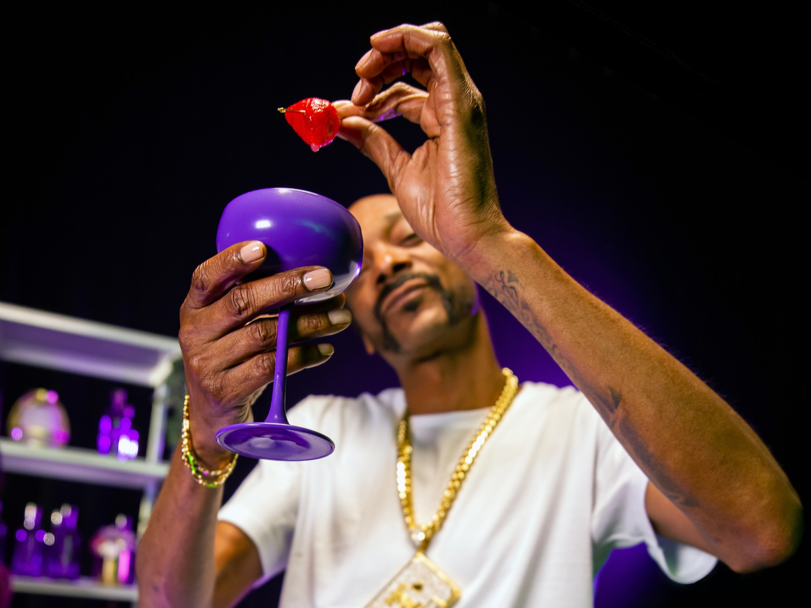 Snoop Dogg garnishing INDOGGO gin cocktail 