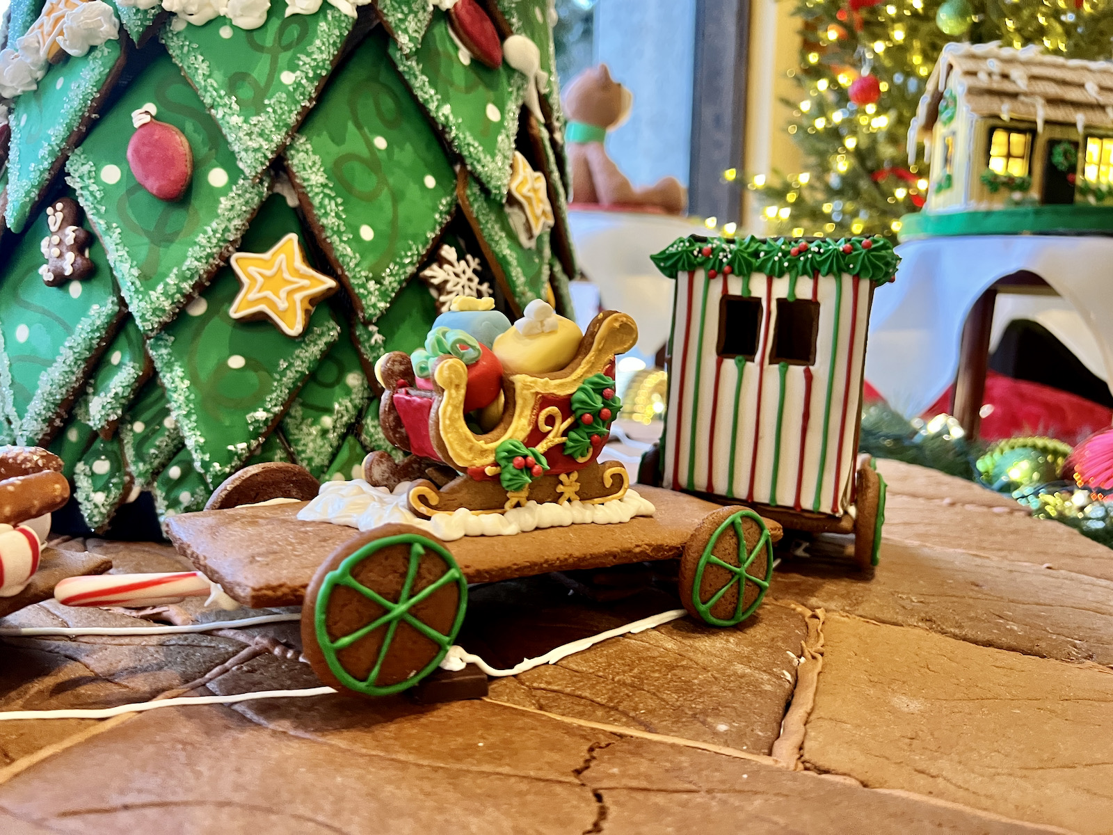 Train around Christmas tree