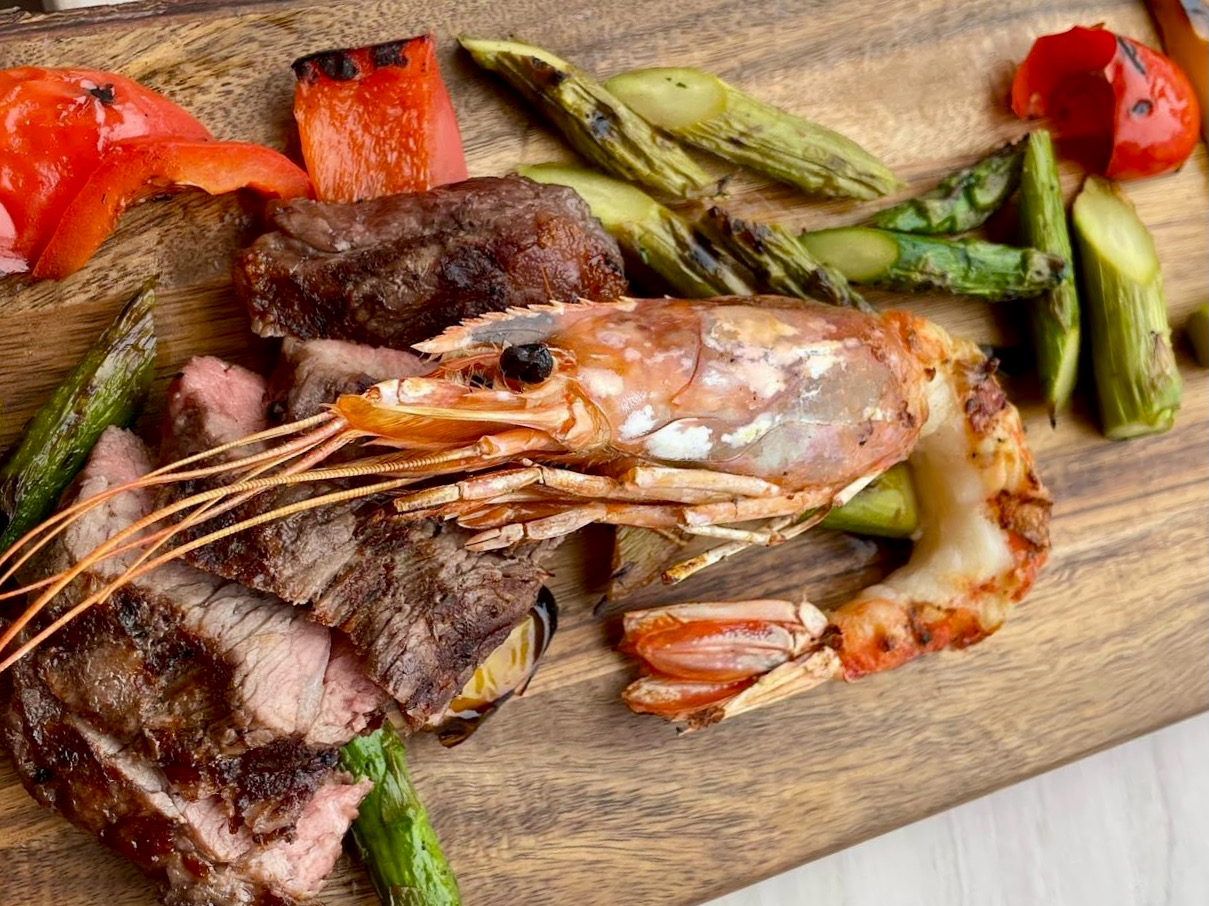 Salvadoran prawns and strip steak