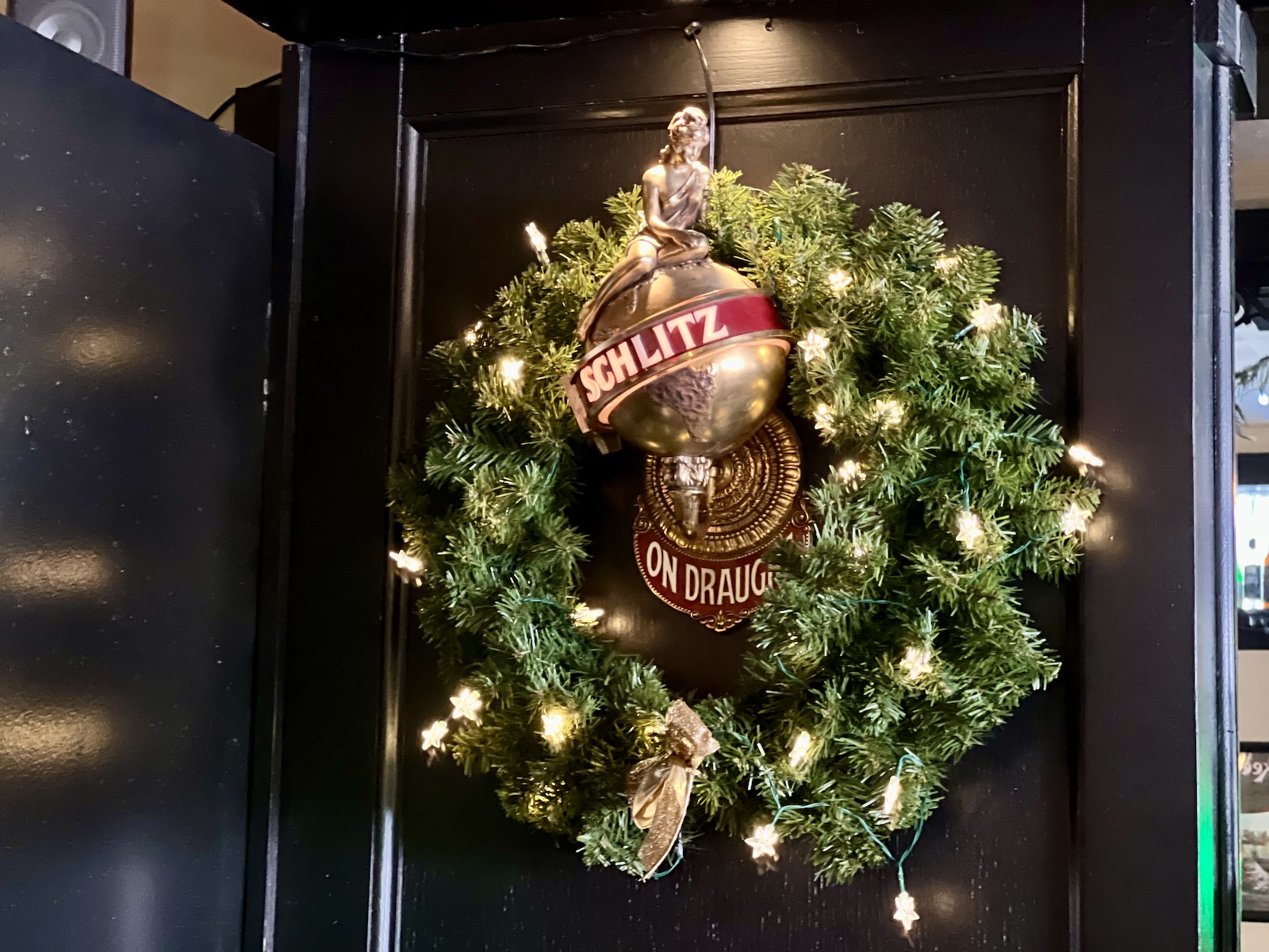 Schlitz globe light with wreath