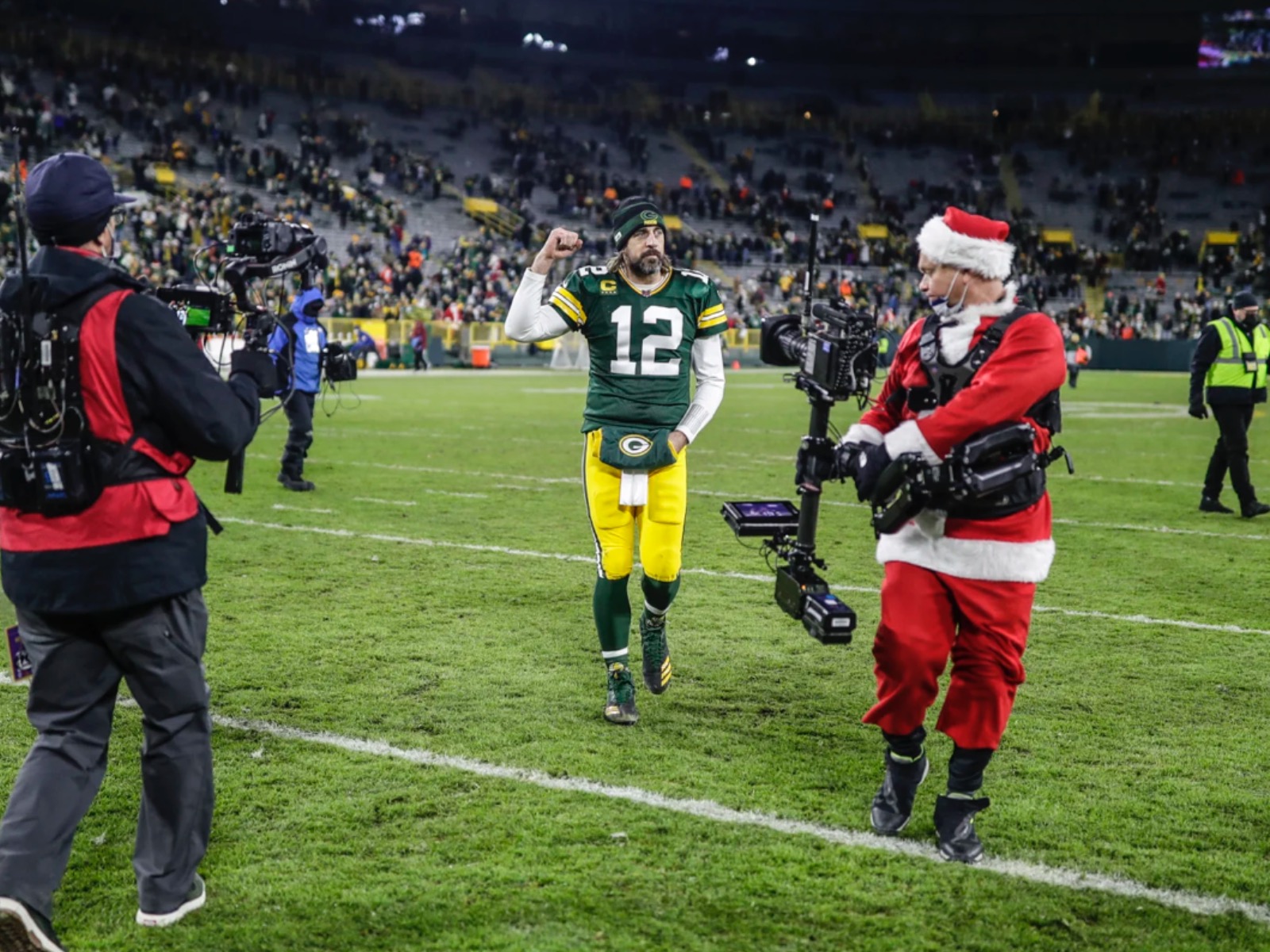 Marcedes Lewis has grinch cleats for Christmas Day pre-game