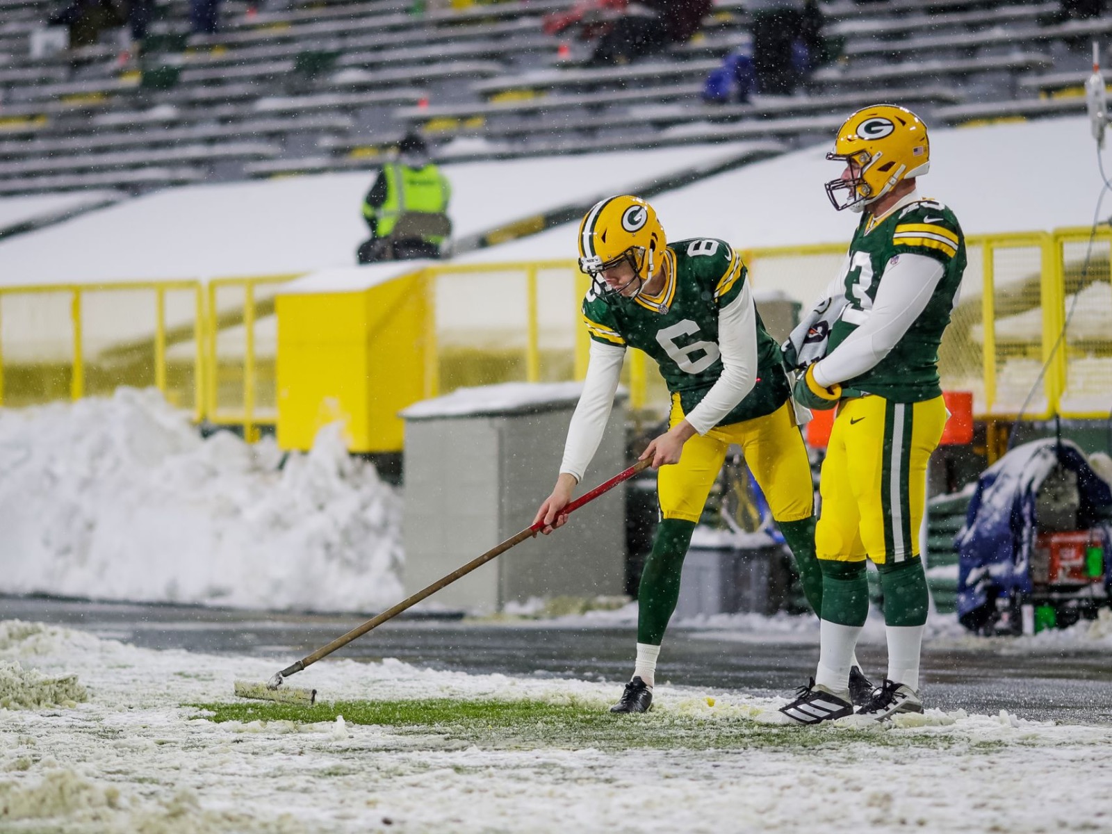 13 cool images from the Packers' snowy smackdown of the Titans